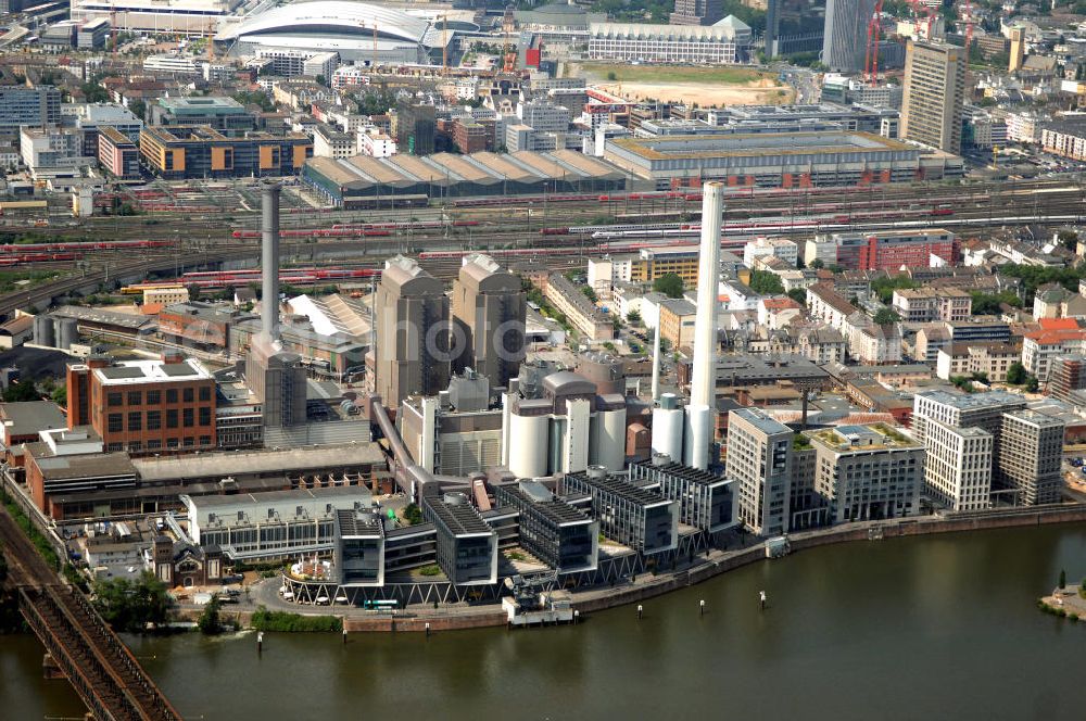 Frankfurt am Main from the bird's eye view: Das Heizkraftwerk West am Mainufer des Westhafens mit seinen 1989 fertiggestellten Blöcken 2 und 3 bildet bis heute die Grundlage der Frankfurter Stromversorgung.