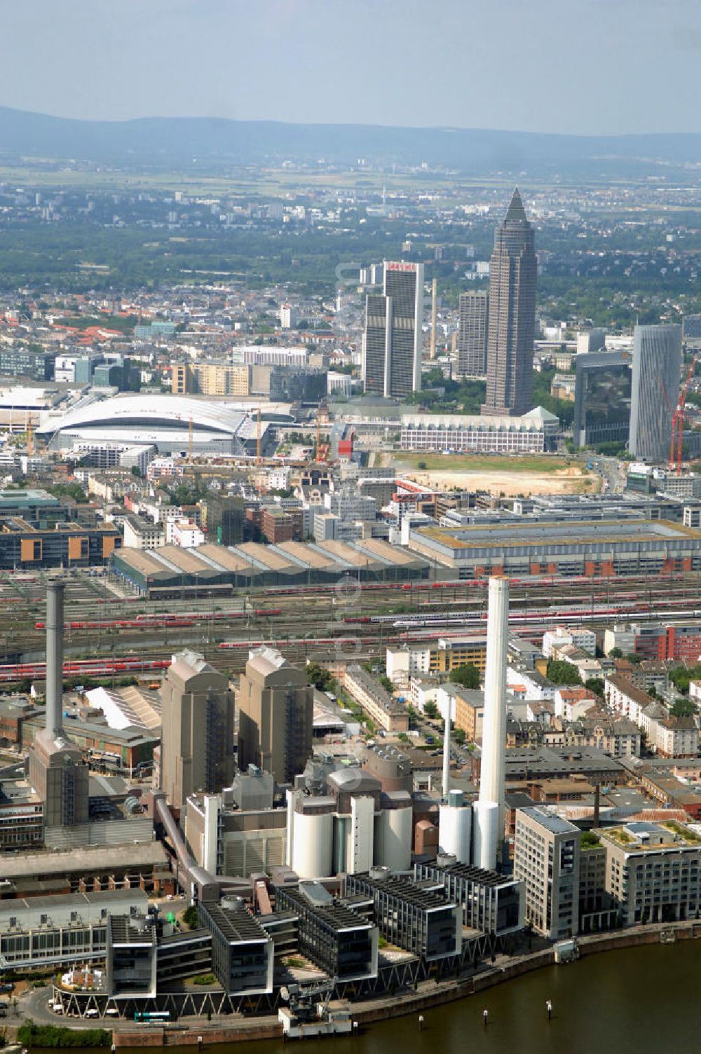 Aerial image Frankfurt am Main - Das Heizkraftwerk West am Mainufer des Westhafens mit seinen 1989 fertiggestellten Blöcken 2 und 3 bildet bis heute die Grundlage der Frankfurter Stromversorgung.