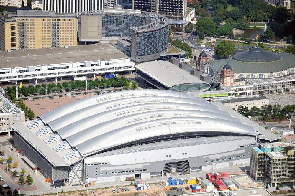 Frankfurt am Main from the bird's eye view: Blick auf das Areal am Frankfurter Messegelände mit dem Neubau der Halle 3 und dem Messeturm, einem bekannten Büro-und Geschäftsgebäude. View of the area at the Frankfurt fair grounds with the new Hall 3 and the Exhibition Tower, a prominent office and retail buildings.