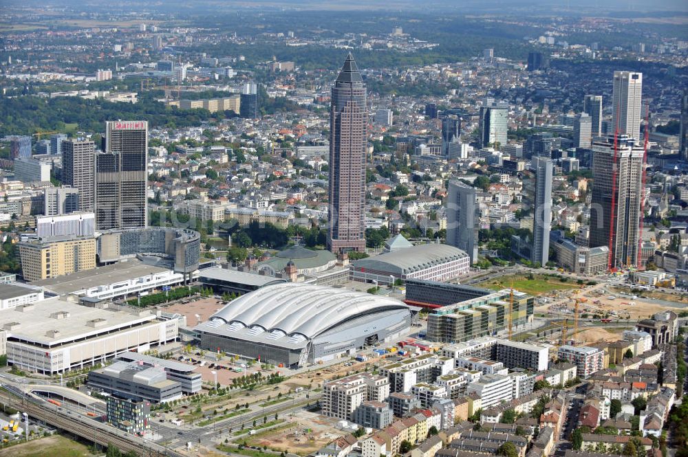 Aerial image Frankfurt am Main - Blick auf das Areal am Frankfurter Messegelände mit dem Neubau der Halle 3 und dem Messeturm, einem bekannten Büro-und Geschäftsgebäude. View of the area at the Frankfurt fair grounds with the new Hall 3 and the Exhibition Tower, a prominent office and retail buildings.