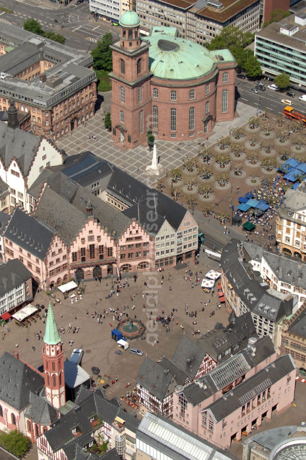 Frankfurt am Main from above - Blick auf den Frankfurter Römer und den Römerberg. Der Römerberg ist der Rathausplatz von Frankfurt am Main und seit dem Hochmittelalter das Zentrum der Altstadt. View of the Town Hall Square in Frankfurt. The Römerberg is since the High Middle Ages the center of town.