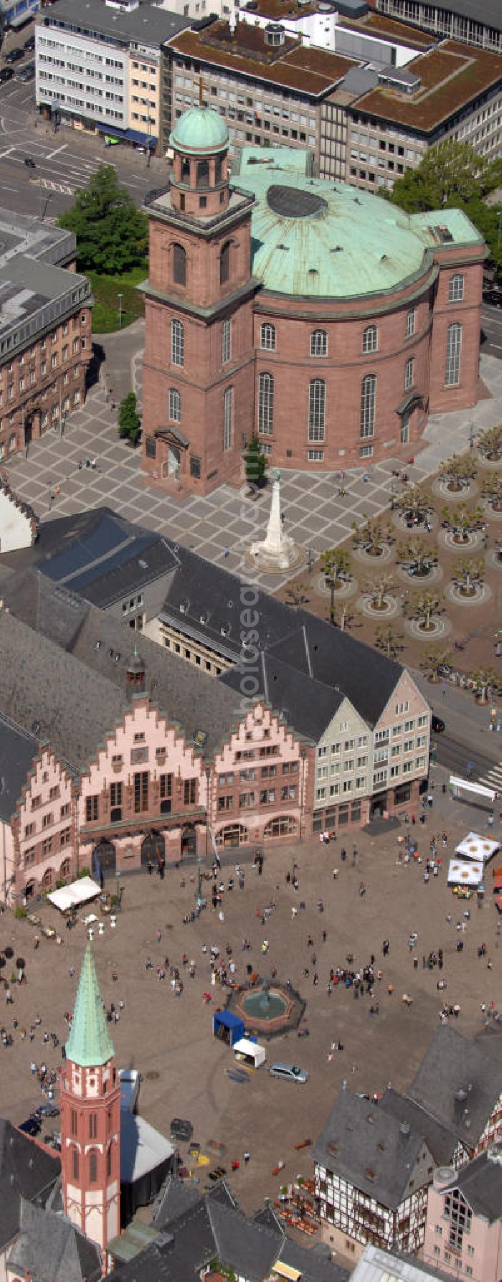 Aerial photograph Frankfurt am Main - Blick auf den Frankfurter Römer und den Römerberg. Der Römerberg ist der Rathausplatz von Frankfurt am Main und seit dem Hochmittelalter das Zentrum der Altstadt. View of the Town Hall Square in Frankfurt. The Römerberg is since the High Middle Ages the center of town.