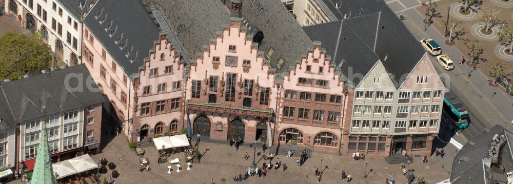 Aerial photograph Frankfurt am Main - Blick auf den Frankfurter Römer und den Römerberg. Der Römerberg ist der Rathausplatz von Frankfurt am Main und seit dem Hochmittelalter das Zentrum der Altstadt. View of the Town Hall Square in Frankfurt. The Römerberg is since the High Middle Ages the center of town.