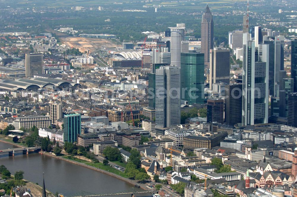 Frankfurt am Main from the bird's eye view: Blick auf die Frankfurter Skyline am Main. Das Frankfurter Banken-, und Bürohauszentrum reiht die Mainmetropole in die Liste typische europäischer Hochhausstädte ein. View of the Frankfurt am Main skyline. The Frankfurt banking, and office center joins a list of the main metropolis in the typical high-rise European citys.