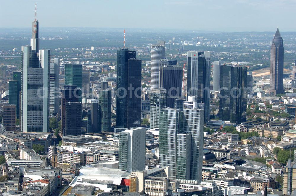 Frankfurt am Main from the bird's eye view: Blick auf die Frankfurter Skyline am Main. Im Vordergrund das Palais Quartier , einem bedeutenden Neubau- Großbauprojekt in der Frankfurter Innenstadt. View of the Frankfurt am Main skyline. In the foreground the palace quarters, an important new development-building project in downtown Frankfurt. BAM Deutschland ,