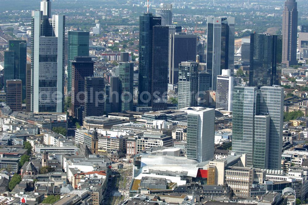 Aerial image Frankfurt am Main - Blick auf die Frankfurter Skyline am Main. Im Vordergrund das Palais Quartier , einem bedeutenden Neubau- Großbauprojekt in der Frankfurter Innenstadt. View of the Frankfurt am Main skyline. In the foreground the palace quarters, an important new development-building project in downtown Frankfurt. BAM Deutschland ,