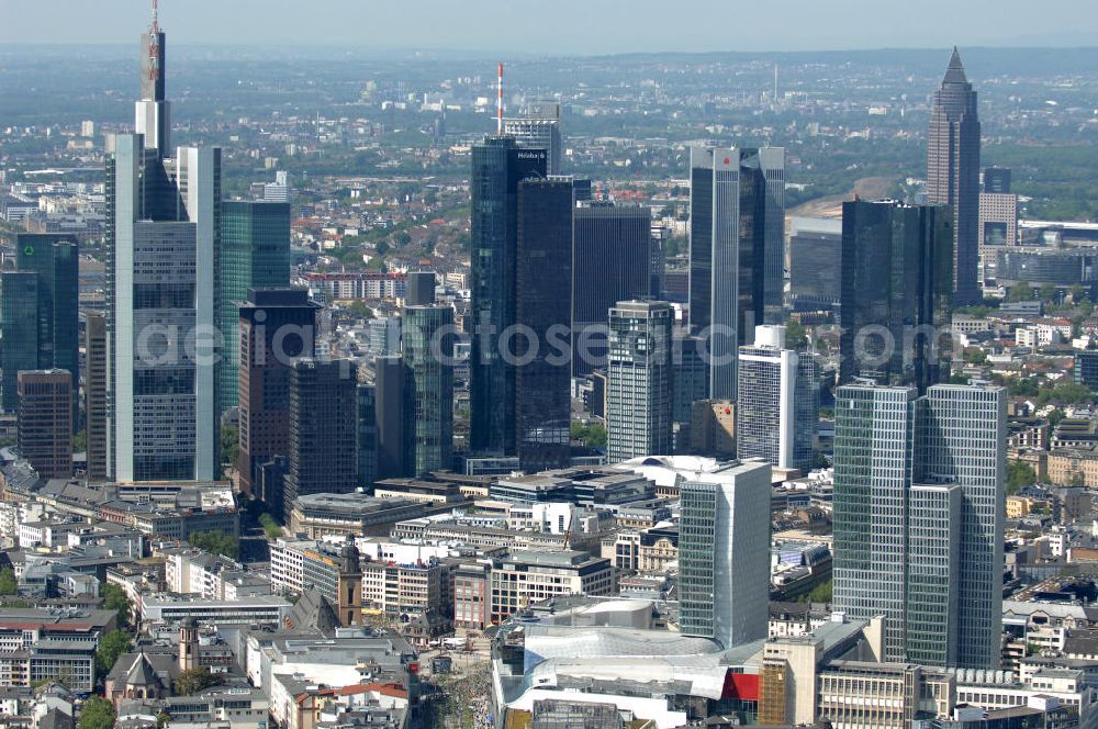 Aerial photograph Frankfurt am Main - Blick auf die Frankfurter Skyline am Main. Im Vordergrund das Palais Quartier , einem bedeutenden Neubau- Großbauprojekt in der Frankfurter Innenstadt. View of the Frankfurt am Main skyline. In the foreground the palace quarters, an important new development-building project in downtown Frankfurt. BAM Deutschland ,