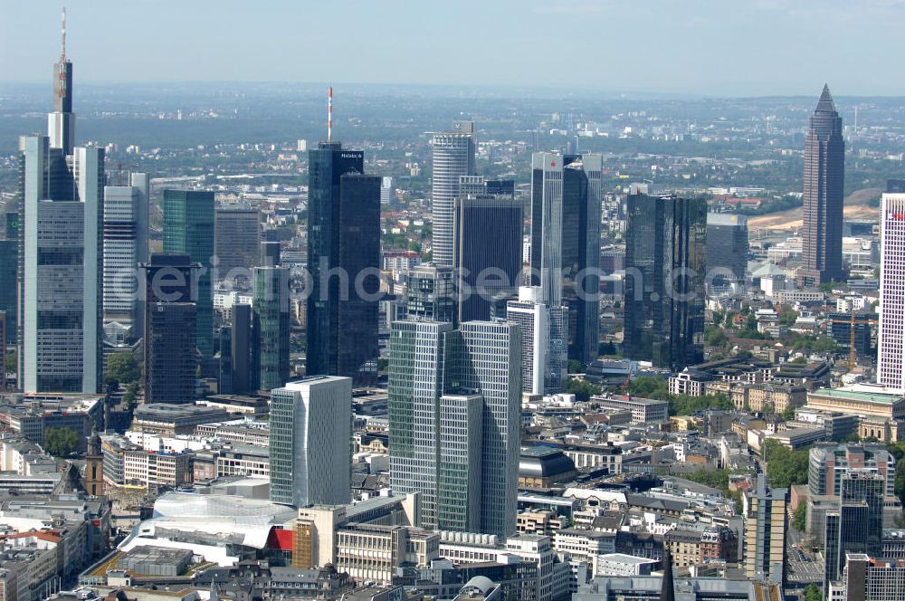 Frankfurt am Main from above - Blick auf die Frankfurter Skyline am Main. Im Vordergrund das Palais Quartier , einem bedeutenden Neubau- Großbauprojekt in der Frankfurter Innenstadt. View of the Frankfurt am Main skyline. In the foreground the palace quarters, an important new development-building project in downtown Frankfurt. BAM Deutschland ,