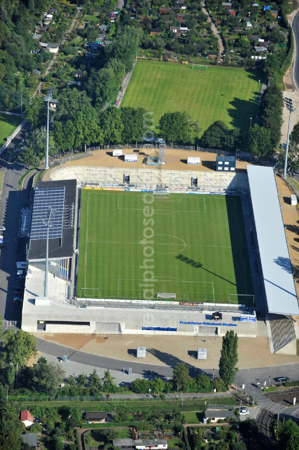 Frankfurt am Main from the bird's eye view: Blick auf das umgebaute Frankfurter Volksbank-Stadion (vormals Stadion Am Bornheimer Hang). Der DFL erteilte im Rahmen des Lizensierungsverfahrens dem umgebauten Volksbank Stadion die Zulassung für die 2. Bundesliga. View of the Frankfurter Volksbank Stadium (formerly Stadium on Bornheimer Hang). The DFL issued under the licensing procedure, the converted Volksbank Stadion approval for the second Bundesliga.