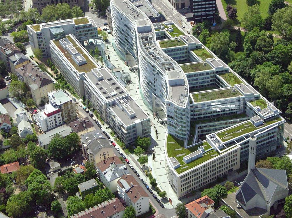 Aerial photograph Frankfurt - Main / Hessen - Büro- und Geschäftshauskomplex Frankfurter Welle der DIFA am Bankenviertel in Frankfurt / Main.