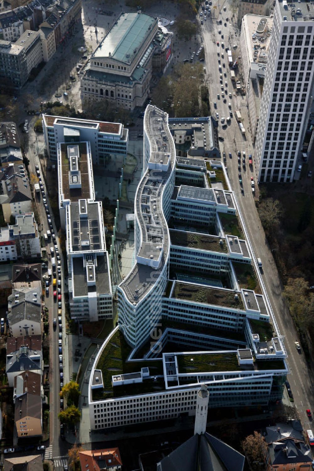 Aerial image Frankfurt am Main - Blick auf das Büro- und Geschäftshaus Frankfurter Welle, mit der Oper im Hintergrund. Die Welle ist ein nach Plänen der JSK Architekten errichtetes dreiteiliges Gebäudeensemble im Stadtteil Westend-Süd. Derzeitiger Eigentümer des Komplexes ist der Morgan Stanley Real Estate Fund. View of the office and commercial Frankfurter Welle. The shaft is one built and designed by the architects JSK three-piece ensemble of buildings in the district Westend-South. The current owner of the complex is the Morgan Stanley Real Estate Fund.