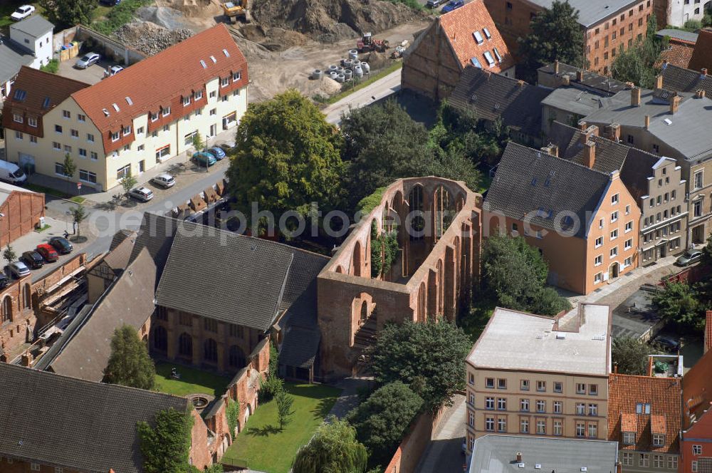 Aerial image STRALSUND - Blick auf das Kloster St. Johannis der Franziskaner. Es gehört zu den ältesten Bauwerken der Stadt und war eine der größten Niederlassungen des Ordens an der südlichen Ostseeküste. Adresse Schillerstrasse 27/28, 18439 Stralsund, Tel. 03831 294265; Des weiteren ist das Stadtarchiv von Stralsund im Kloster ansässig. Kontakt: Am Johanniskloster 35, 18439 Stralsund, Tel. 03831 666466, Fax 03831 666464, E-Mail: stadtarchiv@stralund.de Ansprechpartner: Dr. Hans-Joachim Hacker