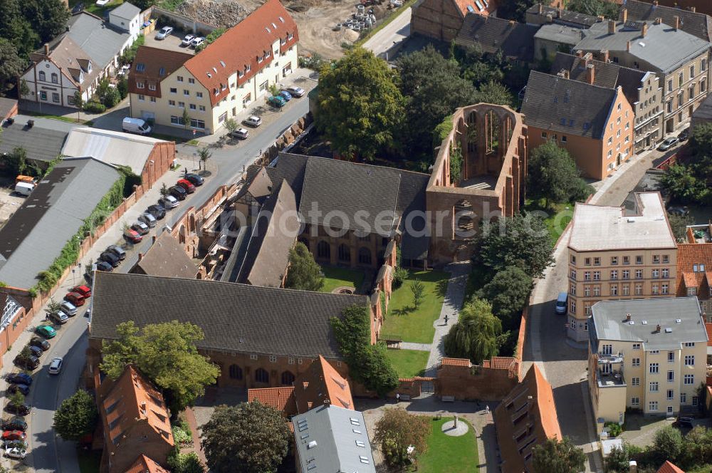 Aerial photograph STRALSUND - Blick auf das Kloster St. Johannis der Franziskaner. Es gehört zu den ältesten Bauwerken der Stadt und war eine der größten Niederlassungen des Ordens an der südlichen Ostseeküste. Adresse Schillerstrasse 27/28, 18439 Stralsund, Tel. 03831 294265; Des weiteren ist das Stadtarchiv von Stralsund im Kloster ansässig. Kontakt: Am Johanniskloster 35, 18439 Stralsund, Tel. 03831 666466, Fax 03831 666464, E-Mail: stadtarchiv@stralund.de Ansprechpartner: Dr. Hans-Joachim Hacker