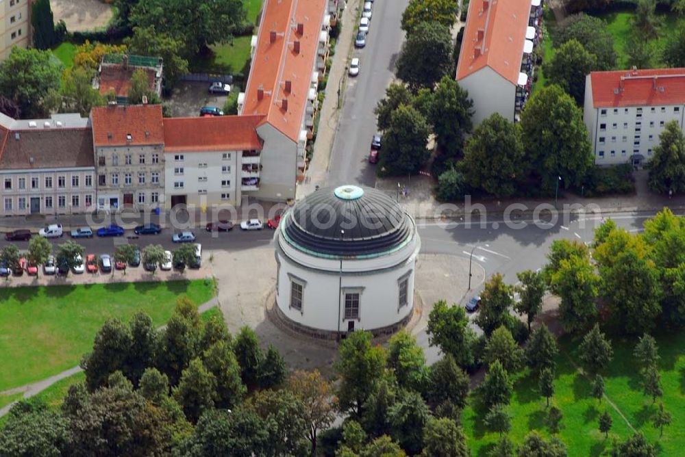 Potsdam from the bird's eye view: Blick auf die Französiche Kirche. Sie ist der einzige Kirchenbau, den Friedrich II. (1712-1786) finanziert hat. Der ursprüngliche Entwurf stammt von dem bedeutenden preußischen Baumeister Georg Wenzeslau von Knobelsdorff (1699-1753). Gebaut wurde die helle, freundliche Kirche für die französiche reformierte Gemeinde Potsdams (Bauzeit 1751-1753). Die Französische Kirche ist die älteste noch erhaltene Kirche Potsdams. Es ist ein origineller Bau, der durch seine ovale, amphitheaterhafte Form und Schlichtheit besticht. Adresse: Französische -/Ecke Charlottenstrasse.