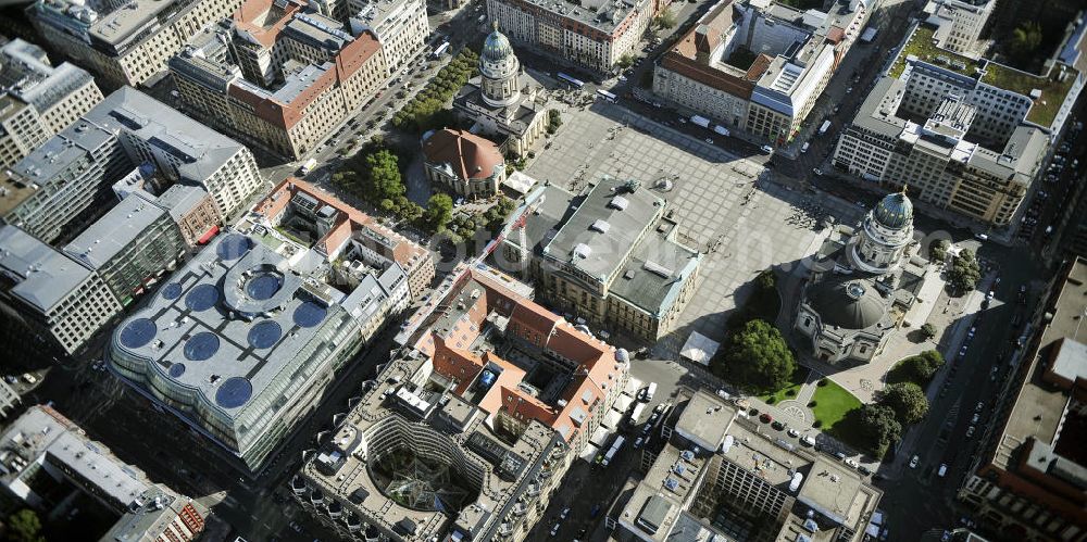 Aerial photograph Berlin - Blick auf den Gendarmenmarkt mit dem Französischen Dom, dem Deutschen Dom und dem von Karl Friedrich Schinkel erbauten Schauspielhaus. View at the Gendarmenmarkt with the French Cathedral, the German Cathedral and the theater, built by Karl Friedrich Schinkel.