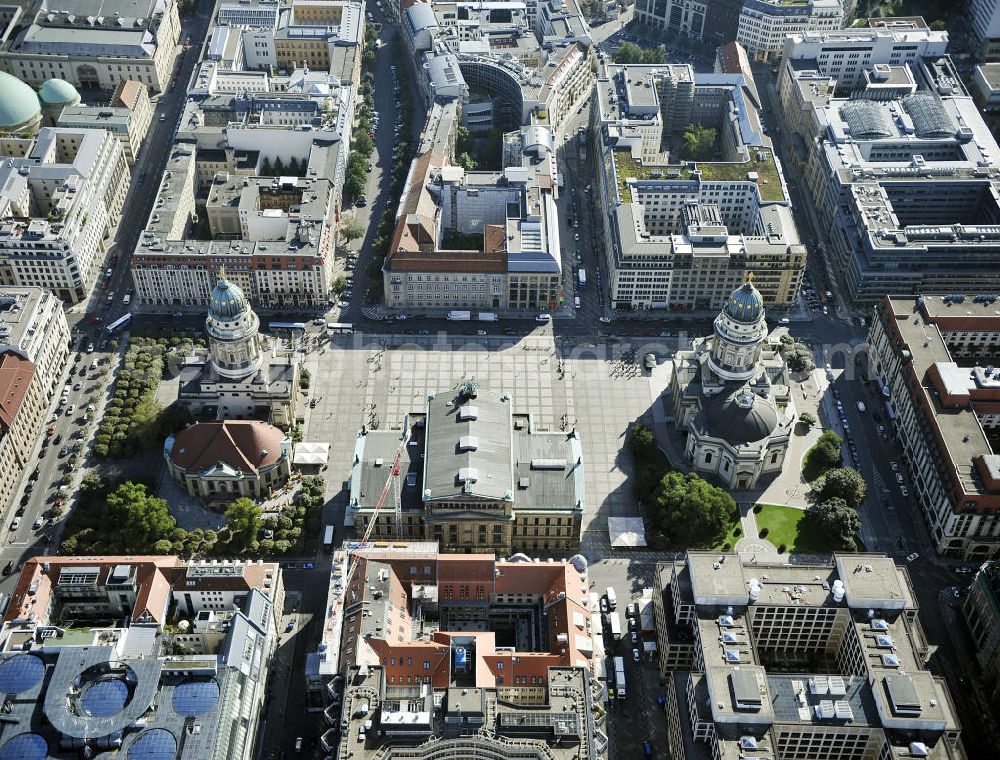 Berlin from the bird's eye view: Blick auf den Gendarmenmarkt mit dem Französischen Dom, dem Deutschen Dom und dem von Karl Friedrich Schinkel erbauten Schauspielhaus. View at the Gendarmenmarkt with the French Cathedral, the German Cathedral and the theater, built by Karl Friedrich Schinkel.