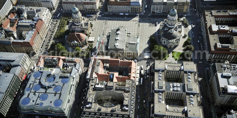 Aerial photograph Berlin - Blick auf den Gendarmenmarkt mit dem Französischen Dom, dem Deutschen Dom und dem von Karl Friedrich Schinkel erbauten Schauspielhaus. View at the Gendarmenmarkt with the French Cathedral, the German Cathedral and the theater, built by Karl Friedrich Schinkel.