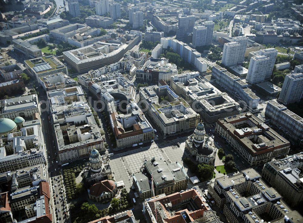 Aerial image Berlin - Blick auf den Gendarmenmarkt mit dem Französischen Dom, dem Deutschen Dom und dem von Karl Friedrich Schinkel erbauten Schauspielhaus. View at the Gendarmenmarkt with the French Cathedral, the German Cathedral and the theater, built by Karl Friedrich Schinkel.