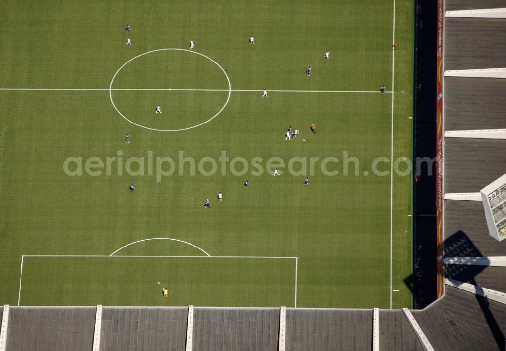 Bochum from above - WM-Fußballspiel zwischen Japan und Neuseeland anläßlich der Fußball-Weltmeisterschaft der Frauen 2011 im rewirpower STADION. Das Stadion ist die Spielstätte des Fußballklubs VfL Bochum. Die 6. Fußball-Weltmeisterschaft der Frauen (offiziell: FIFA Women’s World Cup Germany 2011 / „ FIFA Frauen-Weltmeisterschaft Deutschland 2011 “) wird vom 26. Juni bis 17. Juli 2011 im Land des Titelverteidigers Deutschland ausgetragen. Football match of the FIFA Women’s World Cup 2011 in the Rewirpower Stadium (formerly Ruhr Stadium).