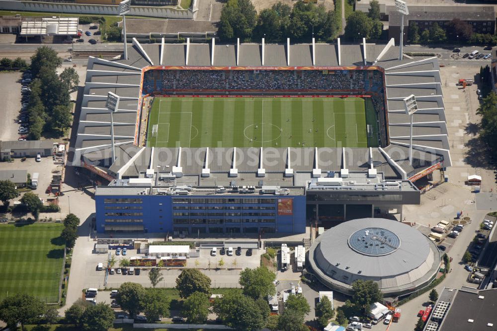 Bochum from above - WM-Fußballspiel zwischen Japan und Neuseeland anläßlich der Fußball-Weltmeisterschaft der Frauen 2011 im rewirpower STADION. Das Stadion ist die Spielstätte des Fußballklubs VfL Bochum. Die 6. Fußball-Weltmeisterschaft der Frauen (offiziell: FIFA Women’s World Cup Germany 2011 / „ FIFA Frauen-Weltmeisterschaft Deutschland 2011 “) wird vom 26. Juni bis 17. Juli 2011 im Land des Titelverteidigers Deutschland ausgetragen. Football match of the FIFA Women’s World Cup 2011 in the Rewirpower Stadium (formerly Ruhr Stadium).