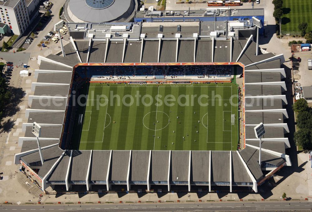 Bochum from above - WM-Fußballspiel zwischen Japan und Neuseeland anläßlich der Fußball-Weltmeisterschaft der Frauen 2011 im rewirpower STADION. Das Stadion ist die Spielstätte des Fußballklubs VfL Bochum. Die 6. Fußball-Weltmeisterschaft der Frauen (offiziell: FIFA Women’s World Cup Germany 2011 / „ FIFA Frauen-Weltmeisterschaft Deutschland 2011 “) wird vom 26. Juni bis 17. Juli 2011 im Land des Titelverteidigers Deutschland ausgetragen. Football match of the FIFA Women’s World Cup 2011 in the Rewirpower Stadium (formerly Ruhr Stadium).