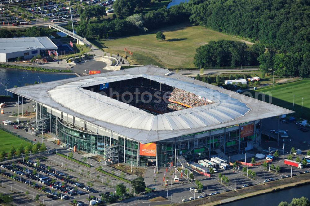 Wolfsburg from above - WM-Fußballspiel zwischen Mexico und England anläßlich der Fußball-Weltmeisterschaft der Frauen 2011 in der Volkswagen-Arena. Aus werberechtlichen Gründen heißt das Stadion während des Tuniers Arena im Allerpark Wolfsburg in Niedersachsen. Die 6. Fußball-Weltmeisterschaft der Frauen (offiziell: FIFA Women’s World Cup Germany 2011 / „ FIFA Frauen-Weltmeisterschaft Deutschland 2011 “) wird vom 26. Juni bis 17. Juli 2011 im Land des Titelverteidigers Deutschland ausgetragen. Football match of the FIFA Women’s World Cup 2011 in the Stadium Arena im Allerpark Wolfsburg in Lower Saxony.