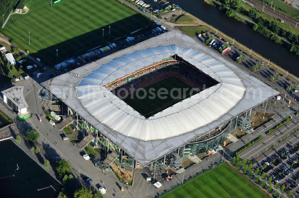 Wolfsburg from above - WM-Fußballspiel zwischen Mexico und England anläßlich der Fußball-Weltmeisterschaft der Frauen 2011 in der Volkswagen-Arena. Aus werberechtlichen Gründen heißt das Stadion während des Tuniers Arena im Allerpark Wolfsburg in Niedersachsen. Die 6. Fußball-Weltmeisterschaft der Frauen (offiziell: FIFA Women’s World Cup Germany 2011 / „ FIFA Frauen-Weltmeisterschaft Deutschland 2011 “) wird vom 26. Juni bis 17. Juli 2011 im Land des Titelverteidigers Deutschland ausgetragen. Football match of the FIFA Women’s World Cup 2011 in the Stadium Arena im Allerpark Wolfsburg in Lower Saxony.