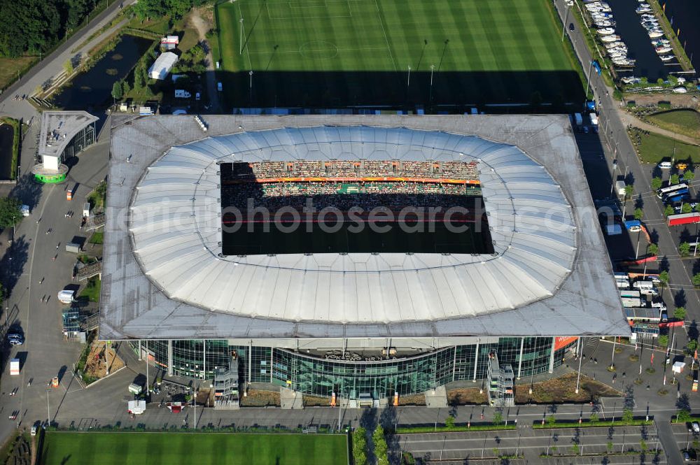 Wolfsburg from the bird's eye view: WM-Fußballspiel zwischen Mexico und England anläßlich der Fußball-Weltmeisterschaft der Frauen 2011 in der Volkswagen-Arena. Aus werberechtlichen Gründen heißt das Stadion während des Tuniers Arena im Allerpark Wolfsburg in Niedersachsen. Die 6. Fußball-Weltmeisterschaft der Frauen (offiziell: FIFA Women’s World Cup Germany 2011 / „ FIFA Frauen-Weltmeisterschaft Deutschland 2011 “) wird vom 26. Juni bis 17. Juli 2011 im Land des Titelverteidigers Deutschland ausgetragen. Football match of the FIFA Women’s World Cup 2011 in the Stadium Arena im Allerpark Wolfsburg in Lower Saxony.