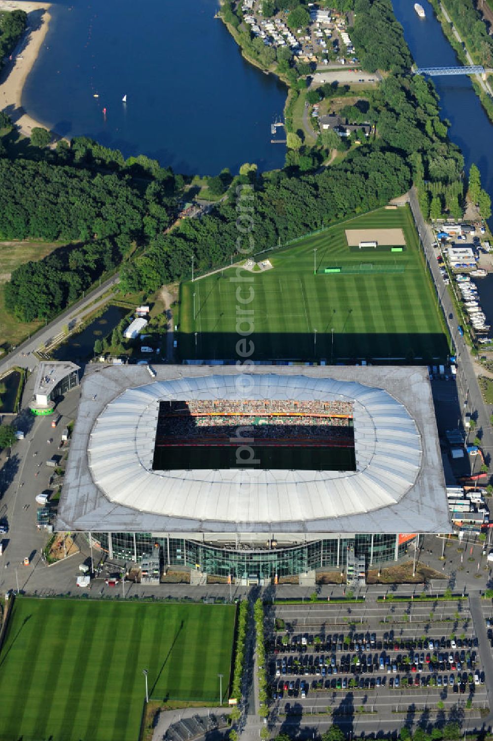 Aerial image Wolfsburg - WM-Fußballspiel zwischen Mexico und England anläßlich der Fußball-Weltmeisterschaft der Frauen 2011 in der Volkswagen-Arena. Aus werberechtlichen Gründen heißt das Stadion während des Tuniers Arena im Allerpark Wolfsburg in Niedersachsen. Die 6. Fußball-Weltmeisterschaft der Frauen (offiziell: FIFA Women’s World Cup Germany 2011 / „ FIFA Frauen-Weltmeisterschaft Deutschland 2011 “) wird vom 26. Juni bis 17. Juli 2011 im Land des Titelverteidigers Deutschland ausgetragen. Football match of the FIFA Women’s World Cup 2011 in the Stadium Arena im Allerpark Wolfsburg in Lower Saxony.