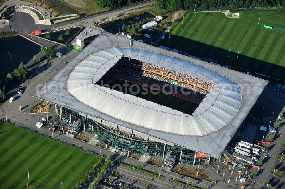 Aerial photograph Wolfsburg - WM-Fußballspiel zwischen Mexico und England anläßlich der Fußball-Weltmeisterschaft der Frauen 2011 in der Volkswagen-Arena. Aus werberechtlichen Gründen heißt das Stadion während des Tuniers Arena im Allerpark Wolfsburg in Niedersachsen. Die 6. Fußball-Weltmeisterschaft der Frauen (offiziell: FIFA Women’s World Cup Germany 2011 / „ FIFA Frauen-Weltmeisterschaft Deutschland 2011 “) wird vom 26. Juni bis 17. Juli 2011 im Land des Titelverteidigers Deutschland ausgetragen. Football match of the FIFA Women’s World Cup 2011 in the Stadium Arena im Allerpark Wolfsburg in Lower Saxony.