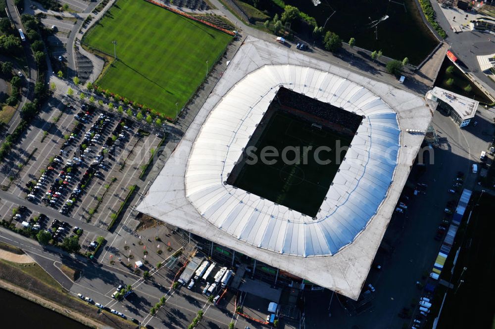 Wolfsburg from above - WM-Fußballspiel zwischen Mexico und England anläßlich der Fußball-Weltmeisterschaft der Frauen 2011 in der Volkswagen-Arena. Aus werberechtlichen Gründen heißt das Stadion während des Tuniers Arena im Allerpark Wolfsburg in Niedersachsen. Die 6. Fußball-Weltmeisterschaft der Frauen (offiziell: FIFA Women’s World Cup Germany 2011 / „ FIFA Frauen-Weltmeisterschaft Deutschland 2011 “) wird vom 26. Juni bis 17. Juli 2011 im Land des Titelverteidigers Deutschland ausgetragen. Football match of the FIFA Women’s World Cup 2011 in the Stadium Arena im Allerpark Wolfsburg in Lower Saxony.