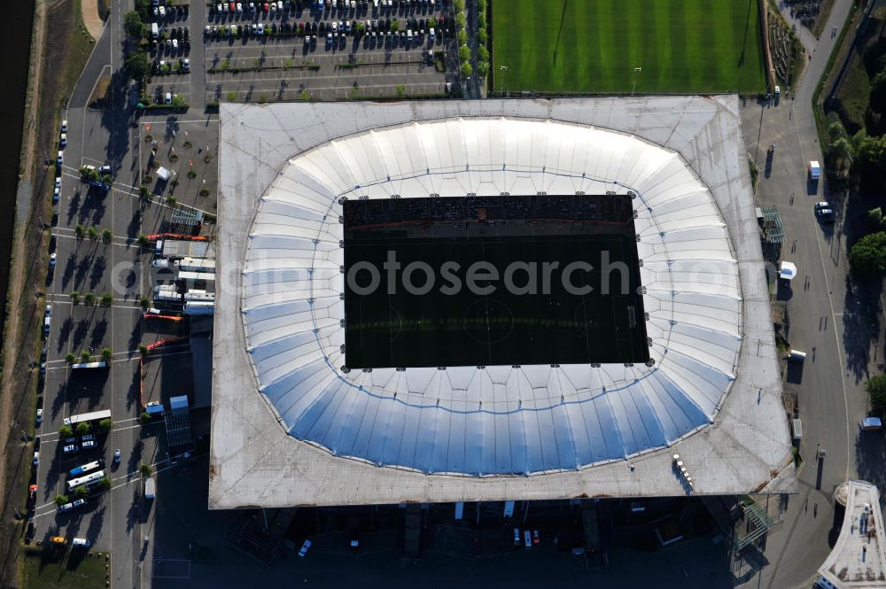 Wolfsburg from the bird's eye view: WM-Fußballspiel zwischen Mexico und England anläßlich der Fußball-Weltmeisterschaft der Frauen 2011 in der Volkswagen-Arena. Aus werberechtlichen Gründen heißt das Stadion während des Tuniers Arena im Allerpark Wolfsburg in Niedersachsen. Die 6. Fußball-Weltmeisterschaft der Frauen (offiziell: FIFA Women’s World Cup Germany 2011 / „ FIFA Frauen-Weltmeisterschaft Deutschland 2011 “) wird vom 26. Juni bis 17. Juli 2011 im Land des Titelverteidigers Deutschland ausgetragen. Football match of the FIFA Women’s World Cup 2011 in the Stadium Arena im Allerpark Wolfsburg in Lower Saxony.