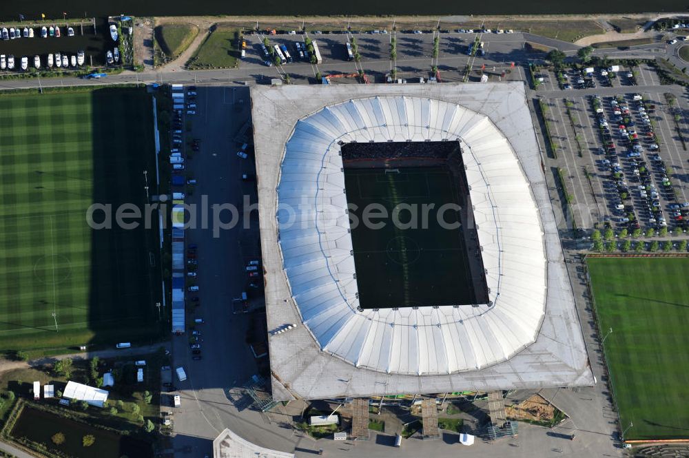 Aerial image Wolfsburg - WM-Fußballspiel zwischen Mexico und England anläßlich der Fußball-Weltmeisterschaft der Frauen 2011 in der Volkswagen-Arena. Aus werberechtlichen Gründen heißt das Stadion während des Tuniers Arena im Allerpark Wolfsburg in Niedersachsen. Die 6. Fußball-Weltmeisterschaft der Frauen (offiziell: FIFA Women’s World Cup Germany 2011 / „ FIFA Frauen-Weltmeisterschaft Deutschland 2011 “) wird vom 26. Juni bis 17. Juli 2011 im Land des Titelverteidigers Deutschland ausgetragen. Football match of the FIFA Women’s World Cup 2011 in the Stadium Arena im Allerpark Wolfsburg in Lower Saxony.