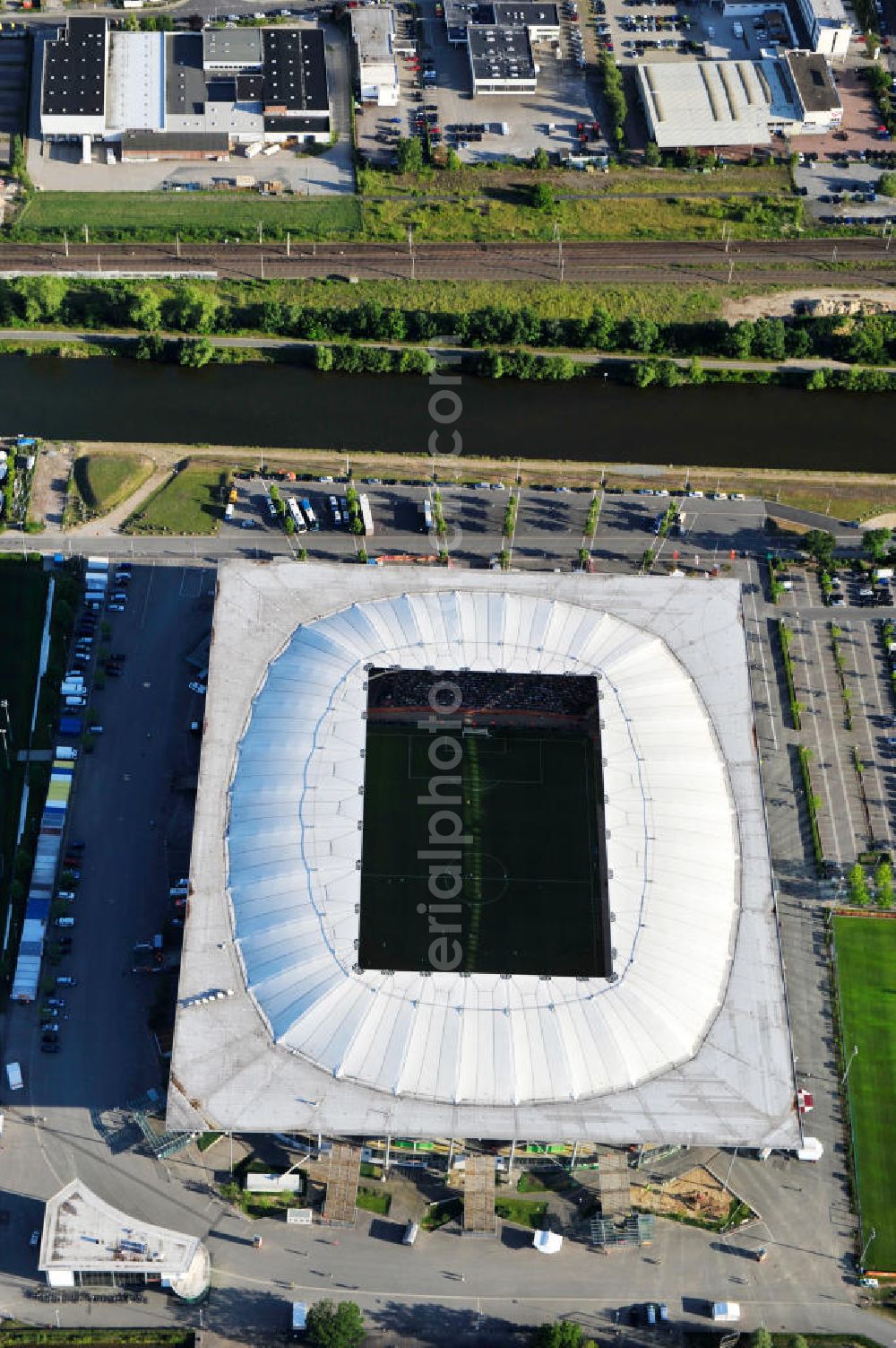 Aerial photograph Wolfsburg - WM-Fußballspiel zwischen Mexico und England anläßlich der Fußball-Weltmeisterschaft der Frauen 2011 in der Volkswagen-Arena. Aus werberechtlichen Gründen heißt das Stadion während des Tuniers Arena im Allerpark Wolfsburg in Niedersachsen. Die 6. Fußball-Weltmeisterschaft der Frauen (offiziell: FIFA Women’s World Cup Germany 2011 / „ FIFA Frauen-Weltmeisterschaft Deutschland 2011 “) wird vom 26. Juni bis 17. Juli 2011 im Land des Titelverteidigers Deutschland ausgetragen. Football match of the FIFA Women’s World Cup 2011 in the Stadium Arena im Allerpark Wolfsburg in Lower Saxony.