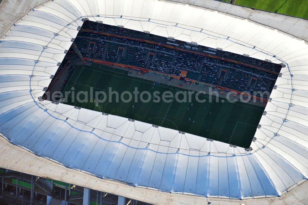 Wolfsburg from above - WM-Fußballspiel zwischen Mexico und England anläßlich der Fußball-Weltmeisterschaft der Frauen 2011 in der Volkswagen-Arena. Aus werberechtlichen Gründen heißt das Stadion während des Tuniers Arena im Allerpark Wolfsburg in Niedersachsen. Die 6. Fußball-Weltmeisterschaft der Frauen (offiziell: FIFA Women’s World Cup Germany 2011 / „ FIFA Frauen-Weltmeisterschaft Deutschland 2011 “) wird vom 26. Juni bis 17. Juli 2011 im Land des Titelverteidigers Deutschland ausgetragen. Football match of the FIFA Women’s World Cup 2011 in the Stadium Arena im Allerpark Wolfsburg in Lower Saxony.