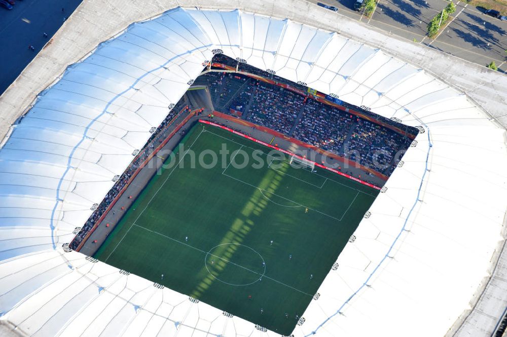 Aerial image Wolfsburg - WM-Fußballspiel zwischen Mexico und England anläßlich der Fußball-Weltmeisterschaft der Frauen 2011 in der Volkswagen-Arena. Aus werberechtlichen Gründen heißt das Stadion während des Tuniers Arena im Allerpark Wolfsburg in Niedersachsen. Die 6. Fußball-Weltmeisterschaft der Frauen (offiziell: FIFA Women’s World Cup Germany 2011 / „ FIFA Frauen-Weltmeisterschaft Deutschland 2011 “) wird vom 26. Juni bis 17. Juli 2011 im Land des Titelverteidigers Deutschland ausgetragen. Football match of the FIFA Women’s World Cup 2011 in the Stadium Arena im Allerpark Wolfsburg in Lower Saxony.