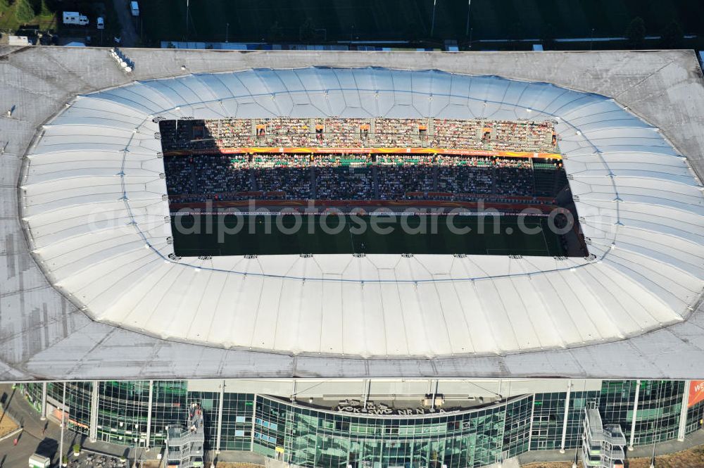 Wolfsburg from above - WM-Fußballspiel zwischen Mexico und England anläßlich der Fußball-Weltmeisterschaft der Frauen 2011 in der Volkswagen-Arena. Aus werberechtlichen Gründen heißt das Stadion während des Tuniers Arena im Allerpark Wolfsburg in Niedersachsen. Die 6. Fußball-Weltmeisterschaft der Frauen (offiziell: FIFA Women’s World Cup Germany 2011 / „ FIFA Frauen-Weltmeisterschaft Deutschland 2011 “) wird vom 26. Juni bis 17. Juli 2011 im Land des Titelverteidigers Deutschland ausgetragen. Football match of the FIFA Women’s World Cup 2011 in the Stadium Arena im Allerpark Wolfsburg in Lower Saxony.