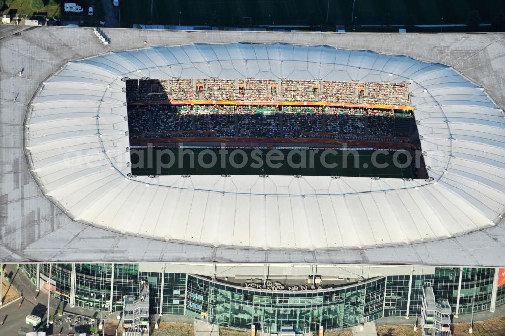 Wolfsburg from the bird's eye view: WM-Fußballspiel zwischen Mexico und England anläßlich der Fußball-Weltmeisterschaft der Frauen 2011 in der Volkswagen-Arena. Aus werberechtlichen Gründen heißt das Stadion während des Tuniers Arena im Allerpark Wolfsburg in Niedersachsen. Die 6. Fußball-Weltmeisterschaft der Frauen (offiziell: FIFA Women’s World Cup Germany 2011 / „ FIFA Frauen-Weltmeisterschaft Deutschland 2011 “) wird vom 26. Juni bis 17. Juli 2011 im Land des Titelverteidigers Deutschland ausgetragen. Football match of the FIFA Women’s World Cup 2011 in the Stadium Arena im Allerpark Wolfsburg in Lower Saxony.