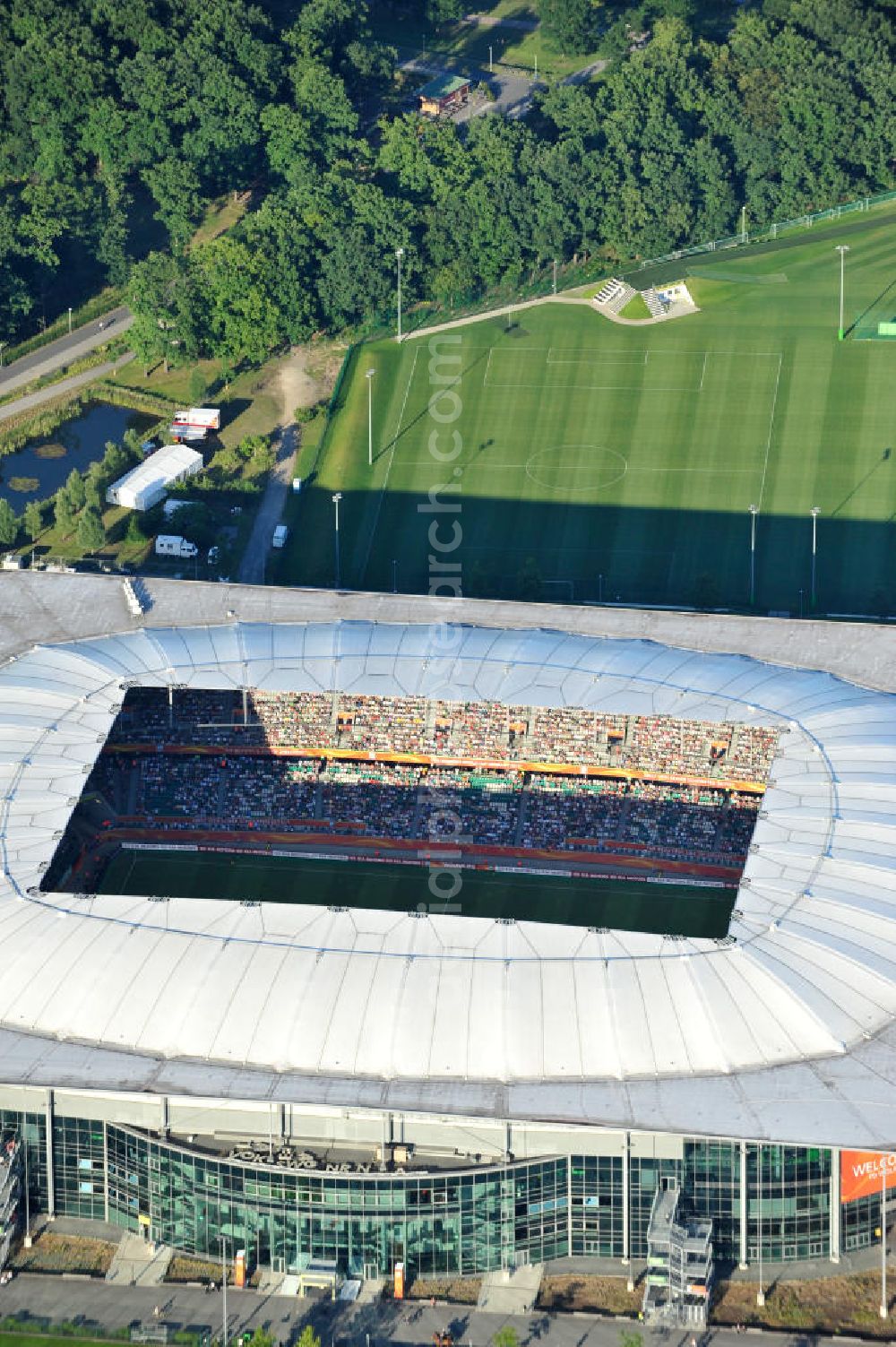 Aerial image Wolfsburg - WM-Fußballspiel zwischen Mexico und England anläßlich der Fußball-Weltmeisterschaft der Frauen 2011 in der Volkswagen-Arena. Aus werberechtlichen Gründen heißt das Stadion während des Tuniers Arena im Allerpark Wolfsburg in Niedersachsen. Die 6. Fußball-Weltmeisterschaft der Frauen (offiziell: FIFA Women’s World Cup Germany 2011 / „ FIFA Frauen-Weltmeisterschaft Deutschland 2011 “) wird vom 26. Juni bis 17. Juli 2011 im Land des Titelverteidigers Deutschland ausgetragen. Football match of the FIFA Women’s World Cup 2011 in the Stadium Arena im Allerpark Wolfsburg in Lower Saxony.