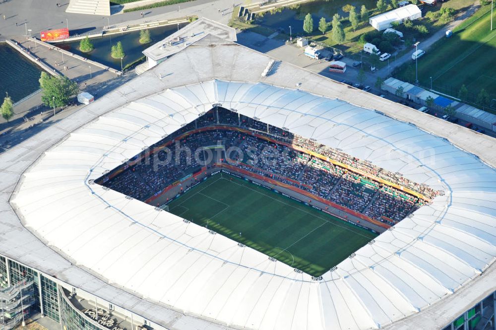 Aerial photograph Wolfsburg - WM-Fußballspiel zwischen Mexico und England anläßlich der Fußball-Weltmeisterschaft der Frauen 2011 in der Volkswagen-Arena. Aus werberechtlichen Gründen heißt das Stadion während des Tuniers Arena im Allerpark Wolfsburg in Niedersachsen. Die 6. Fußball-Weltmeisterschaft der Frauen (offiziell: FIFA Women’s World Cup Germany 2011 / „ FIFA Frauen-Weltmeisterschaft Deutschland 2011 “) wird vom 26. Juni bis 17. Juli 2011 im Land des Titelverteidigers Deutschland ausgetragen. Football match of the FIFA Women’s World Cup 2011 in the Stadium Arena im Allerpark Wolfsburg in Lower Saxony.