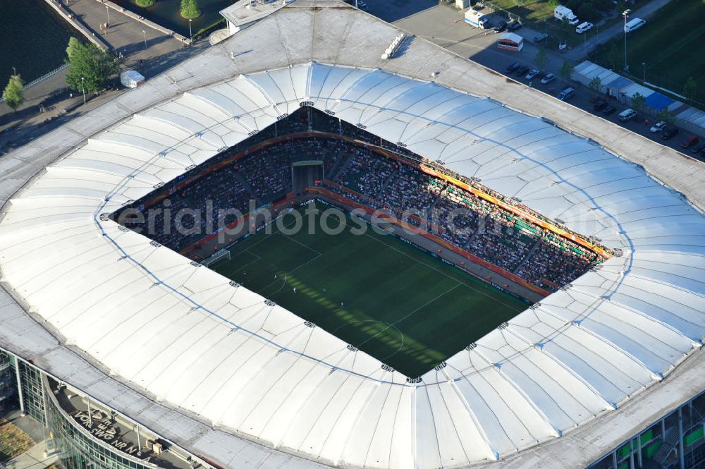 Wolfsburg from above - WM-Fußballspiel zwischen Mexico und England anläßlich der Fußball-Weltmeisterschaft der Frauen 2011 in der Volkswagen-Arena. Aus werberechtlichen Gründen heißt das Stadion während des Tuniers Arena im Allerpark Wolfsburg in Niedersachsen. Die 6. Fußball-Weltmeisterschaft der Frauen (offiziell: FIFA Women’s World Cup Germany 2011 / „ FIFA Frauen-Weltmeisterschaft Deutschland 2011 “) wird vom 26. Juni bis 17. Juli 2011 im Land des Titelverteidigers Deutschland ausgetragen. Football match of the FIFA Women’s World Cup 2011 in the Stadium Arena im Allerpark Wolfsburg in Lower Saxony.