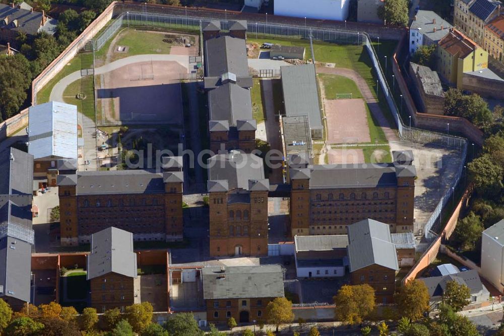 Aerial photograph Halle - Der Rote Ochse ist eine Haftanstalt für Frauen mitten in der Stadt Halle (Saale), Am Kirchtor 13. Von 1952 bis 1989 diente es u.a. dem Ministerium für Staatssicherheit (MfS) der DDR als Untersuchungshaftanstalt und Dienstsitz der MfS-Abteilungen VIII (Beobachtung und Ermittlung), IX (Untersuchungsorgan), XIV (Untersuchungshaft und Strafvollzug) und XXII (Terrorabwehr) im Bezirk Halle/Saale. Bis zum Jahr 1989 durchliefen das Gefängnis über 6.500 Personen.Seit dem 15. Februar 1996 befindet sich in ihm auch eine Gedenkstätte für die Opfer politischer Verfolgung.