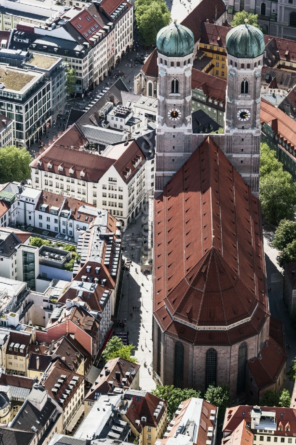 Aerial photograph München - Church building of the Frauenkirche in the old town in Munich in the state Bavaria, Germany