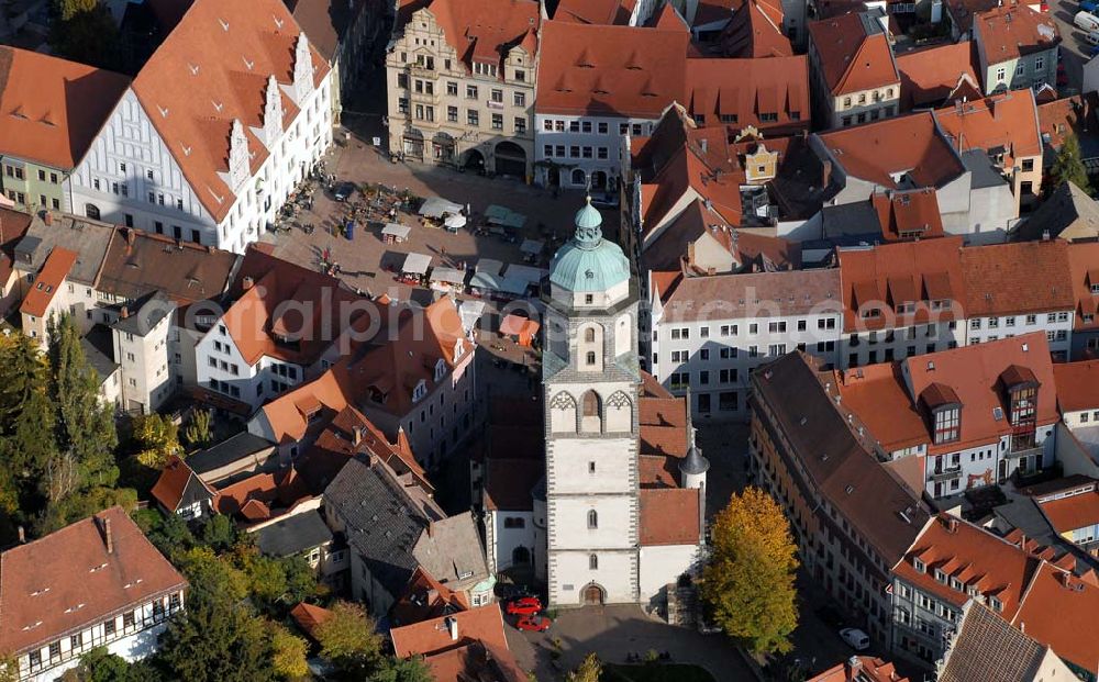 Meißen from above - Blick auf die Meißner Frauenkirche am Markt. Im Turm wurde im Jahr 1929 anlässlich der 1000-Jahrfeier von Meißen das erste spielbare Porzellanglockenspiel der Welt, bestehend aus 37 Glocken aufgehängt, wo es noch heute zu bewundern ist.