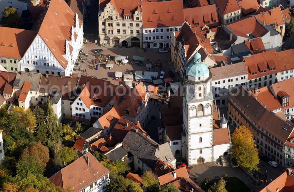 Aerial photograph Meißen - Blick auf die Meißner Frauenkirche am Markt. Im Turm wurde im Jahr 1929 anlässlich der 1000-Jahrfeier von Meißen das erste spielbare Porzellanglockenspiel der Welt, bestehend aus 37 Glocken aufgehängt, wo es noch heute zu bewundern ist.