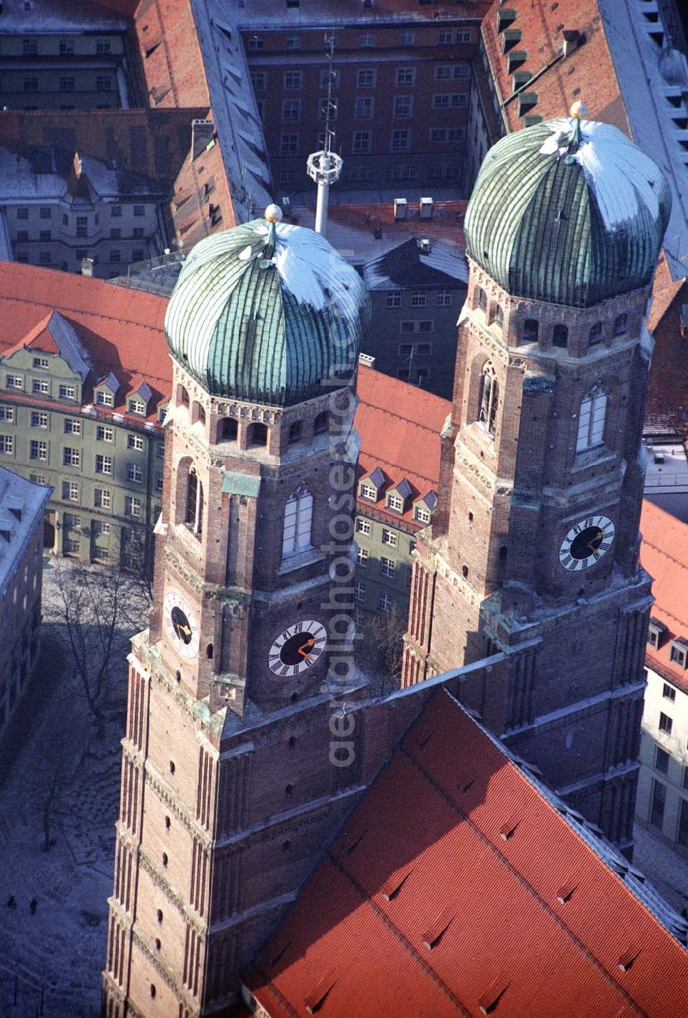 Aerial photograph München / Bayern - 15.01.2006 München: Blick auf die im 16. Jahrhundert erbaute Frauenkirche in der Münchner Innenstadt