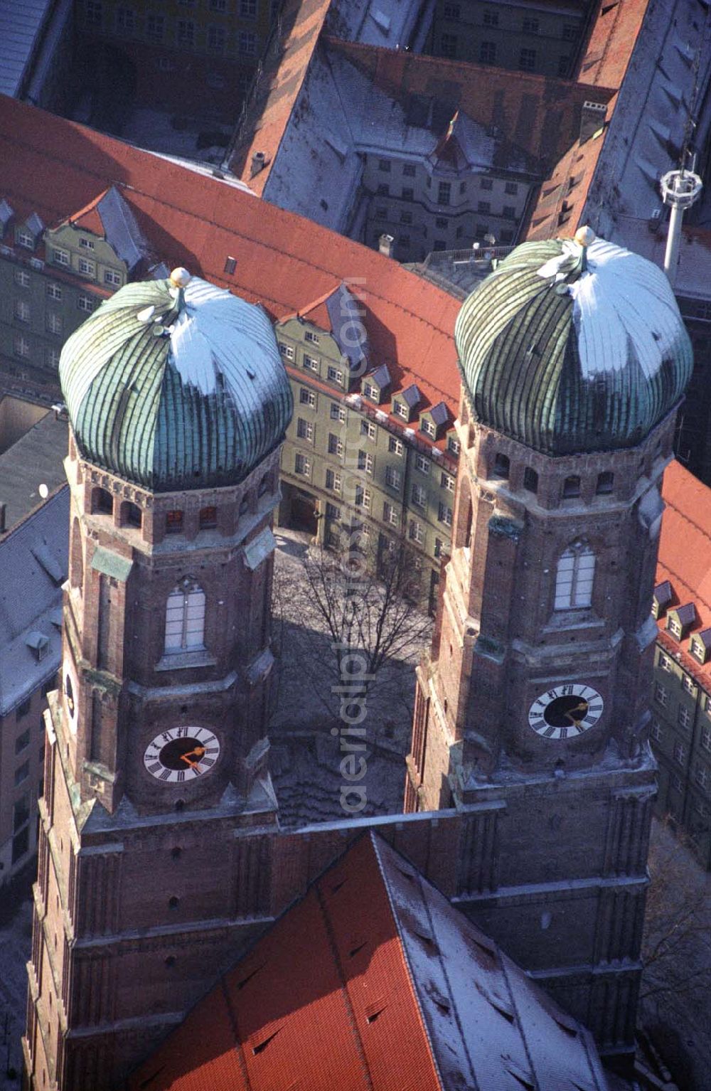 München / Bayern from above - 15.01.2006 München: Blick auf die im 16. Jahrhundert erbaute Frauenkirche in der Münchner Innenstadt