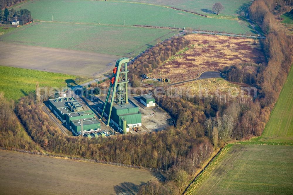 Hamm from above - Conveyors and mining pits at the headframe Bergwerk Ost Schacht Lerche An of Barbecke in Hamm in the state North Rhine-Westphalia, Germany