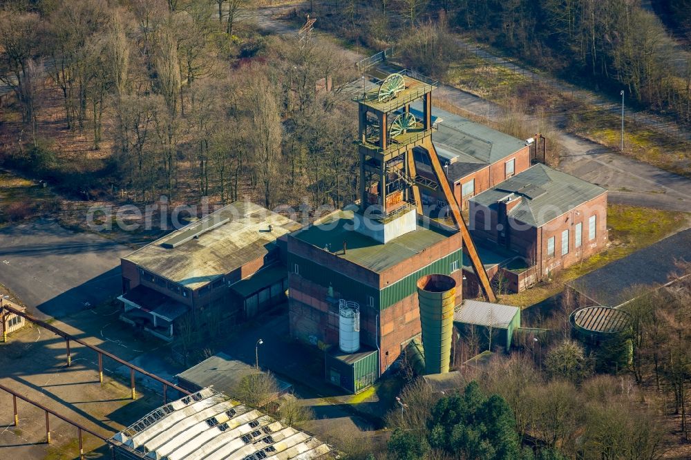 Aerial photograph Kamp-Lintfort - Conveyors and mining pits at the headframe Bergwerk West Schacht 3 on Rayer Strasse - Norddeutschlandstrasse in Kamp-Lintfort in the state North Rhine-Westphalia