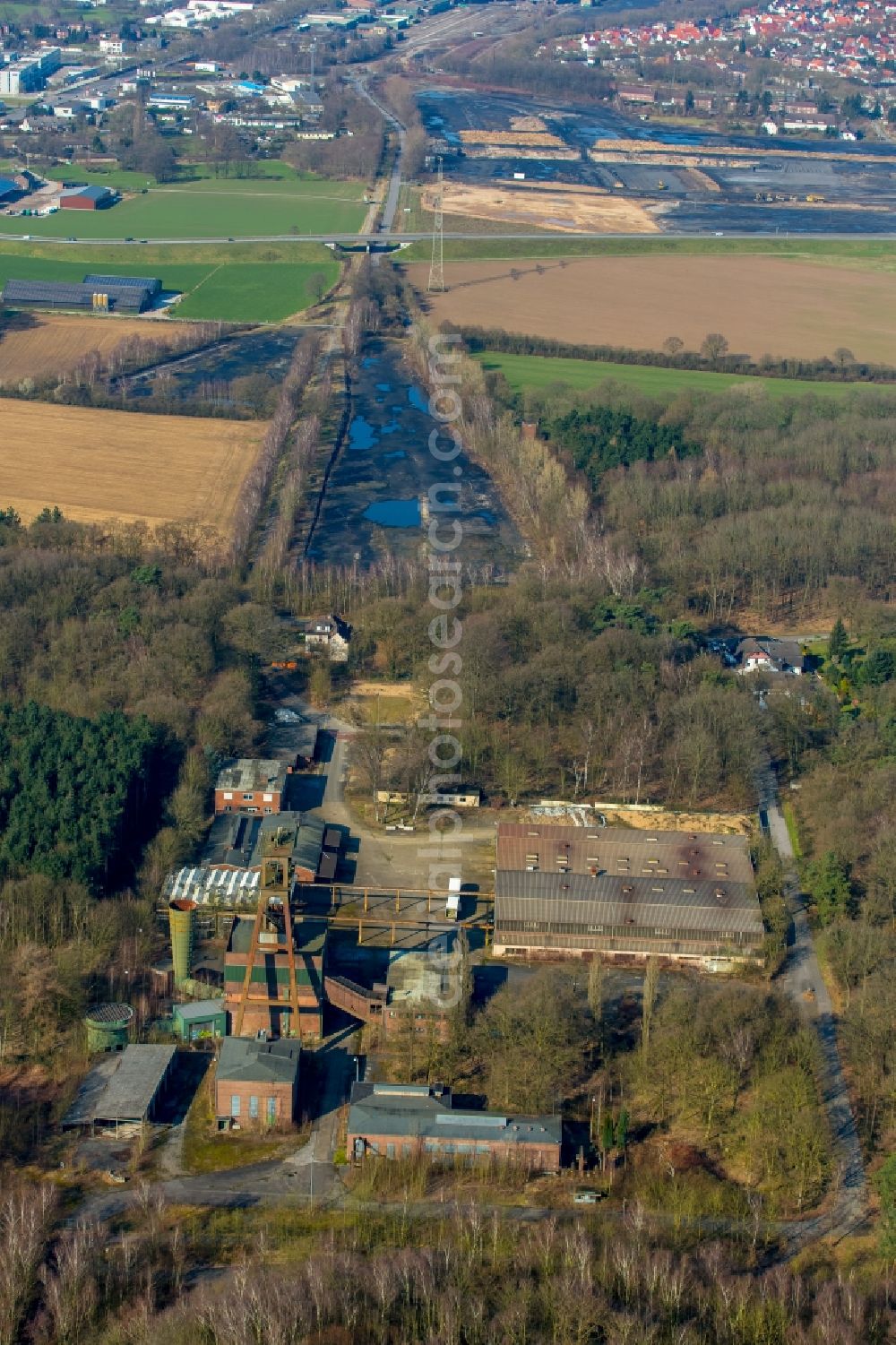 Kamp-Lintfort from above - Conveyors and mining pits at the headframe Bergwerk West Schacht 3 on Rayer Strasse - Norddeutschlandstrasse in Kamp-Lintfort in the state North Rhine-Westphalia